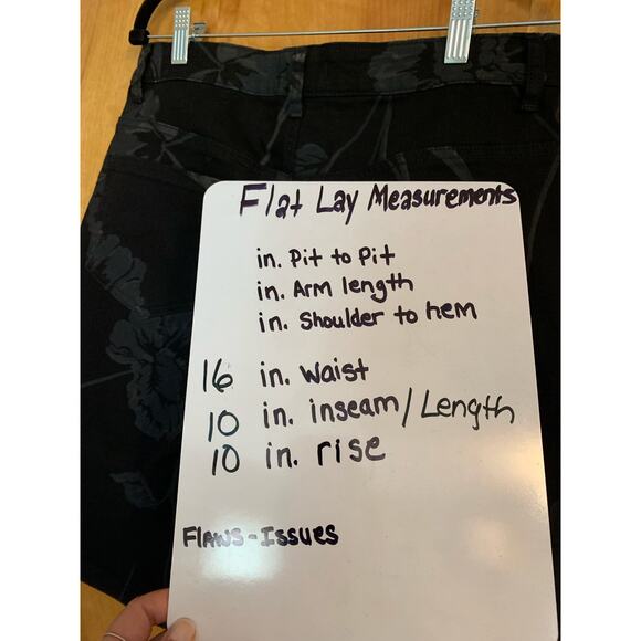 Purple & More Bermuda Shorts Black Gray Floral Women's Size 6 NWT - Picture 7 of 7